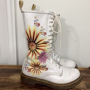 DOC MARTENS WHITE FLOWER BURST RETRO BOOTS